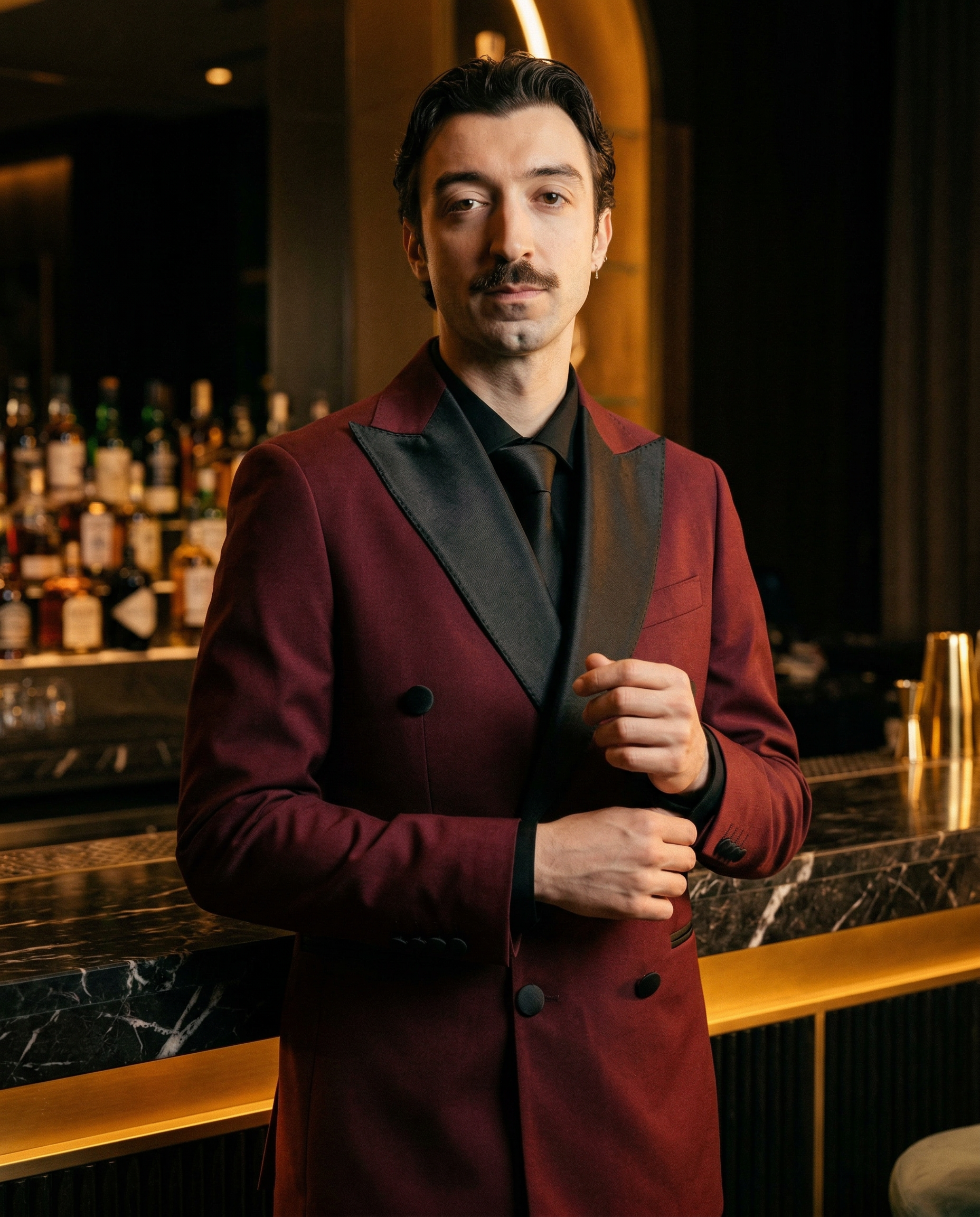 Primo passaggio del virtual try-on con look bordeaux in lounge bar