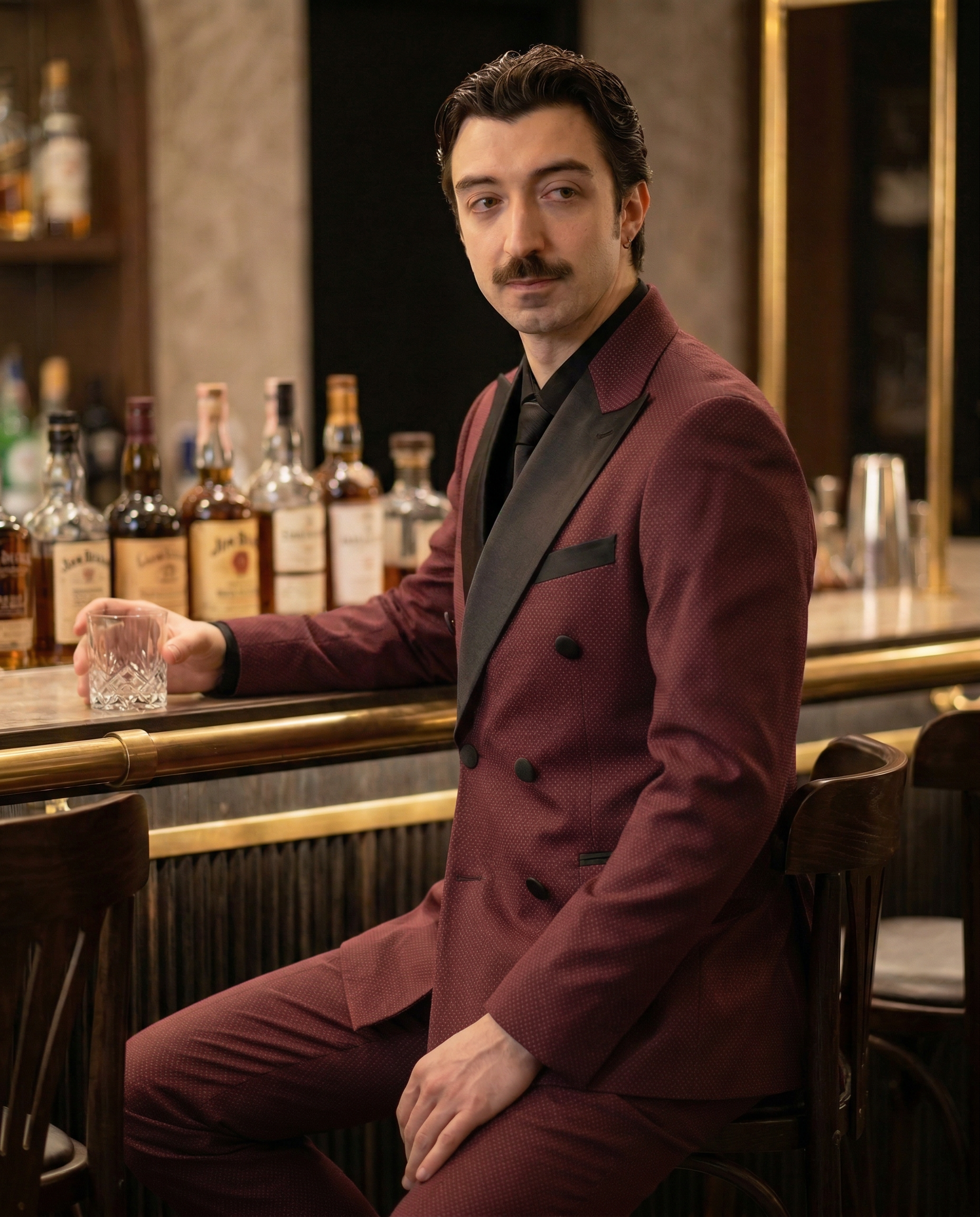 Seconda inquadratura finale del completo in ambiente bar